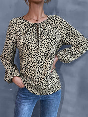 Camisa de manga larga con cuello redondo y estampado de leopardo 