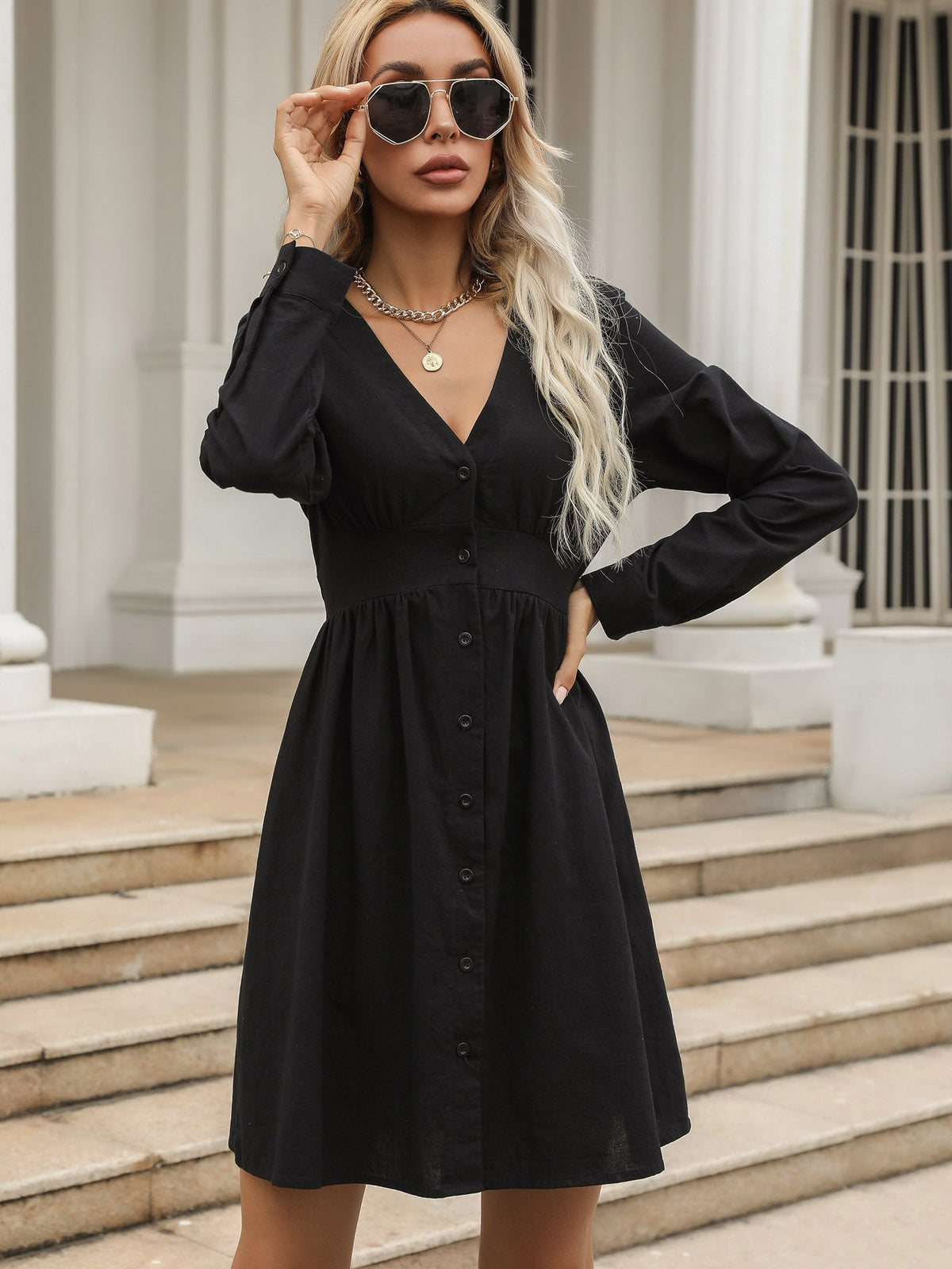 Vestido camisero negro de manga larga con cuello en V 