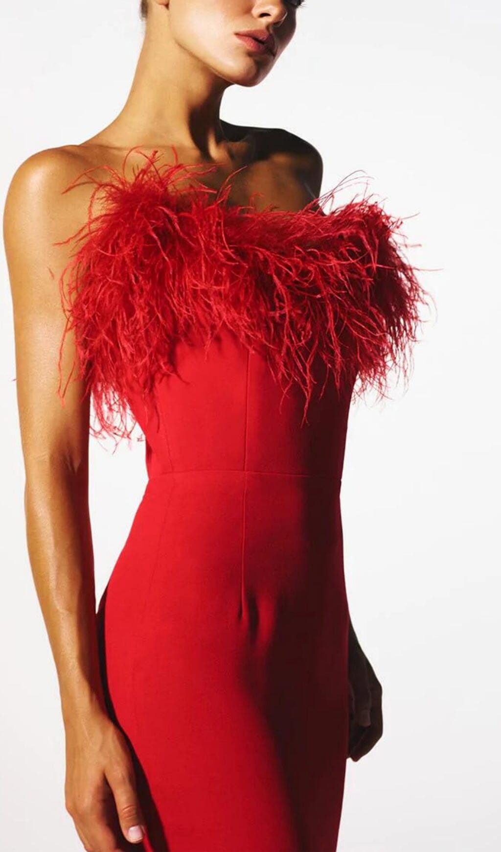 Vestido elástico sin tirantes con ribete de plumas en rojo