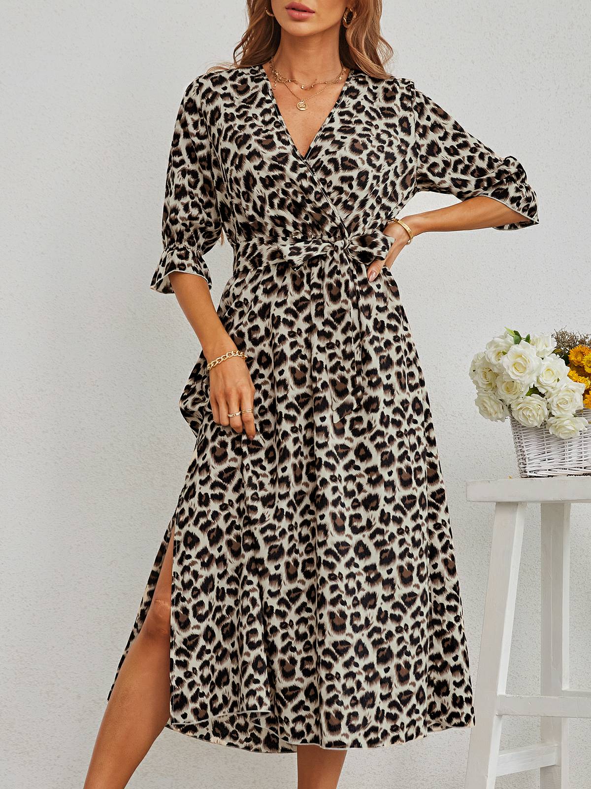 Vestido con abertura y estampado de leopardo