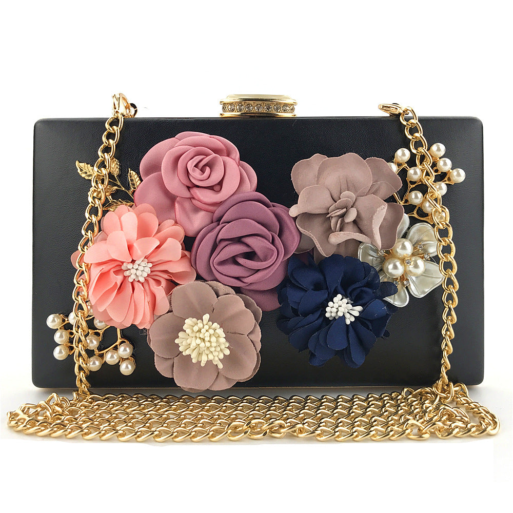 Dreidimensionale Clutch mit Blumenkette Bag2143