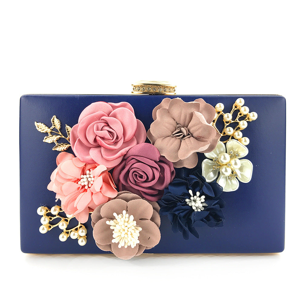 Dreidimensionale Clutch mit Blumenkette Bag2143