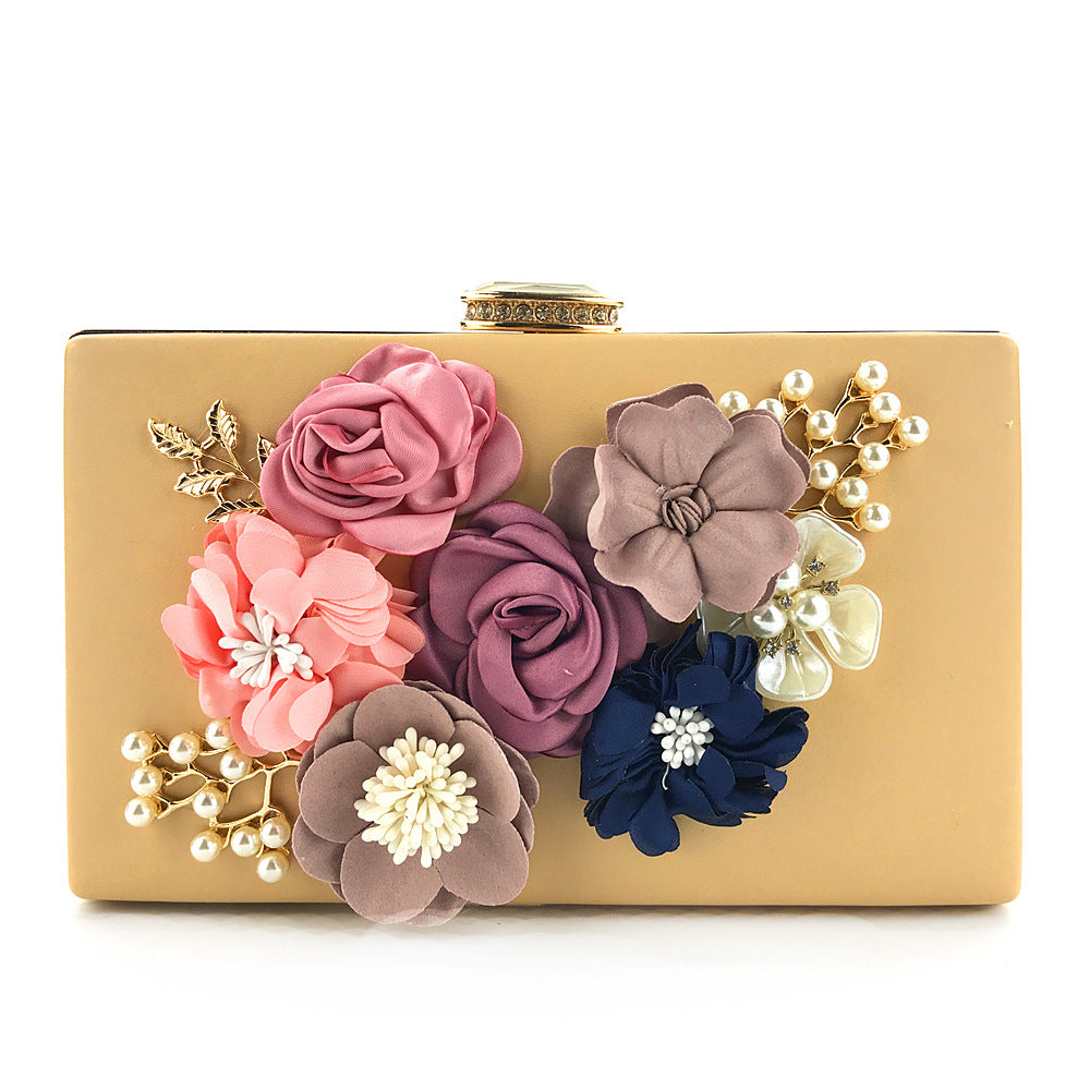 Dreidimensionale Clutch mit Blumenkette Bag2143