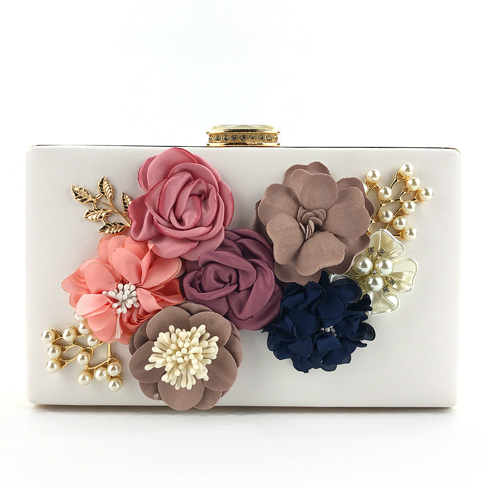 Dreidimensionale Clutch mit Blumenkette Bag2143