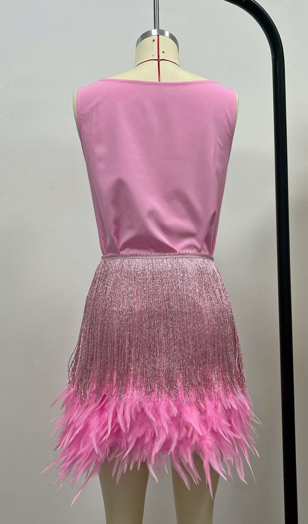 Glänzendes Minikleid mit Fransen und Federn in Pink