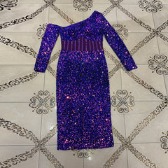 Vestido midi ajustado con lentejuelas, manga larga y un solo hombro HT2697