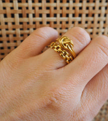 Anillo de nudo de amor dorado