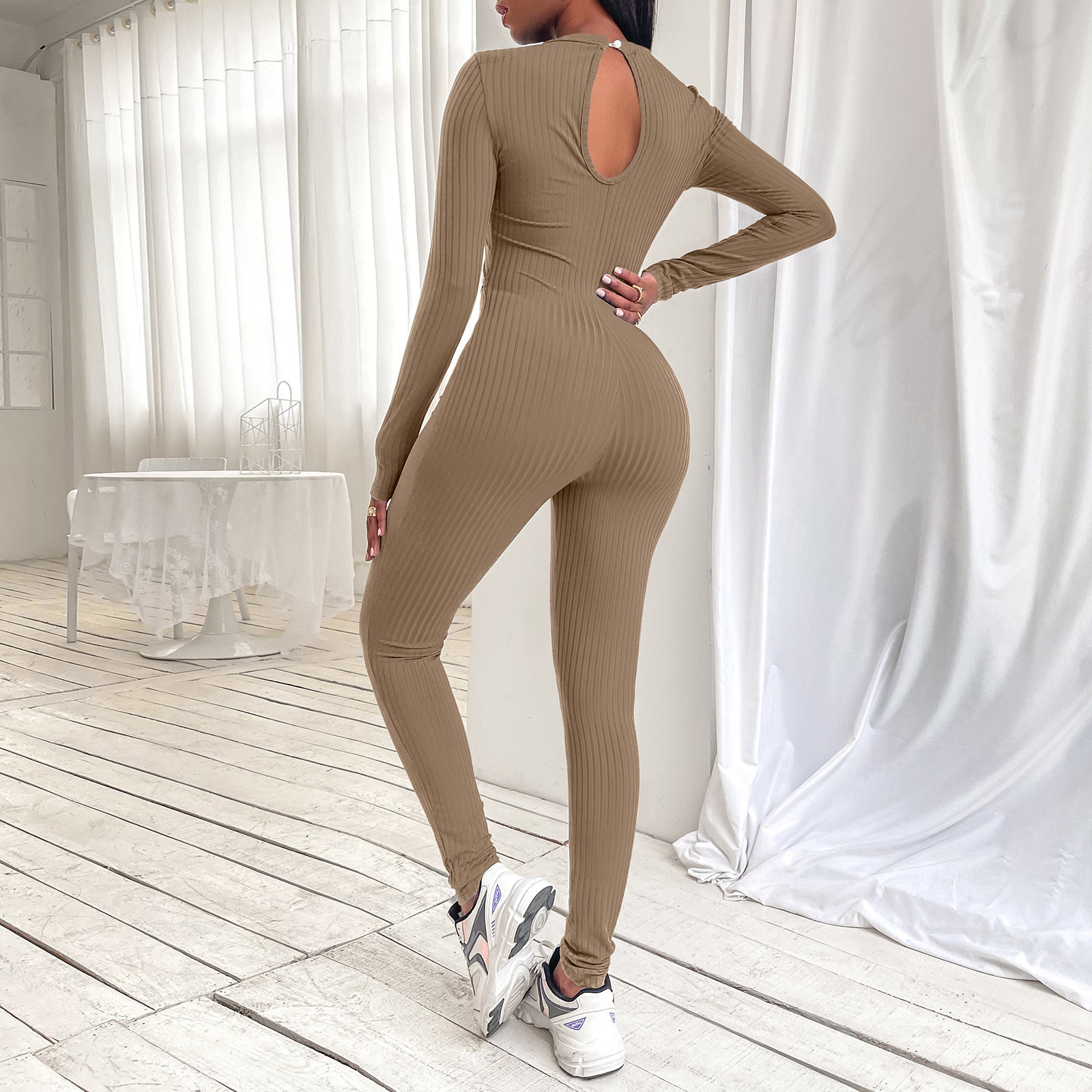 Enger, figurbetonter Jumpsuit mit Bauchnabel