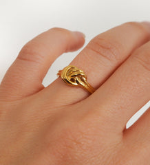 Anillo de nudo de amor dorado