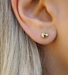Mini pendientes de corazón dorados