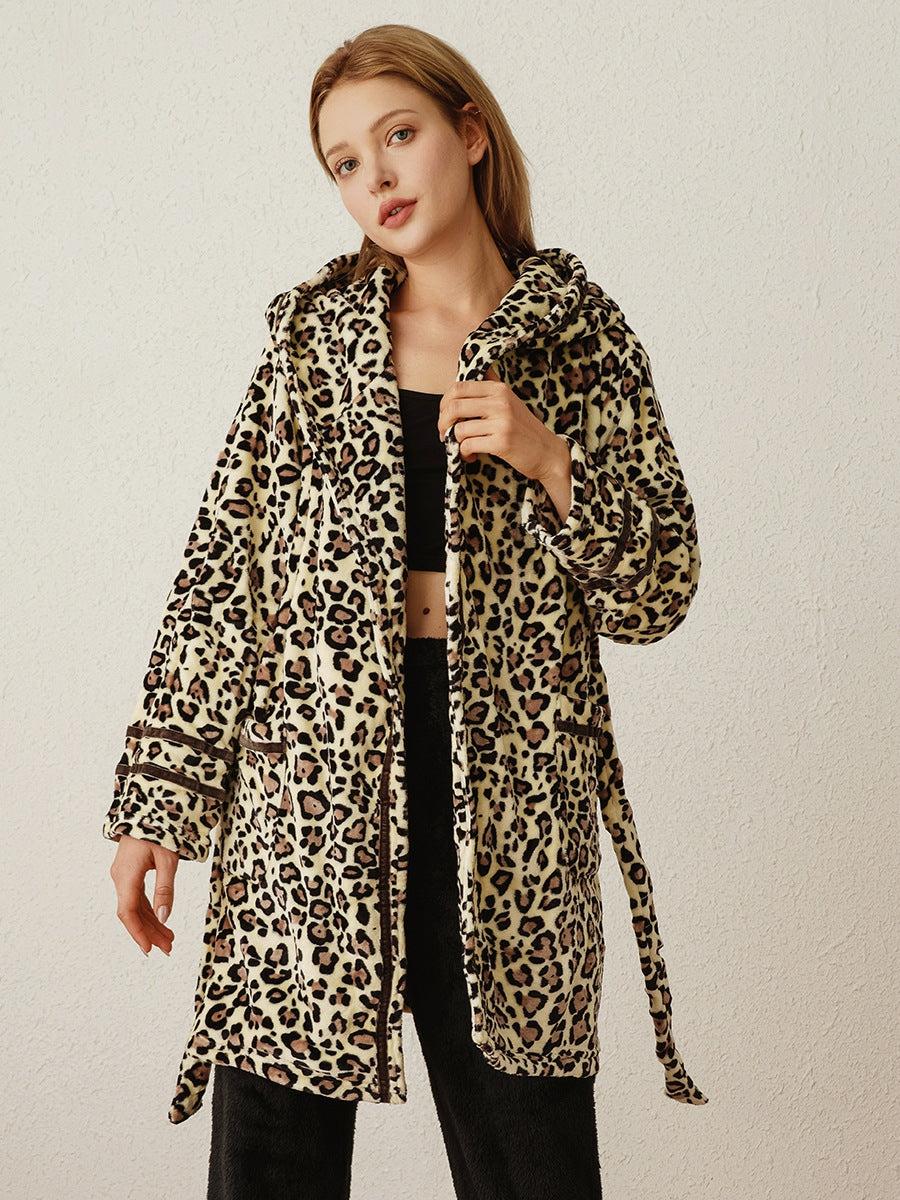 Vestido midi de largo medio con estampado de leopardo 
