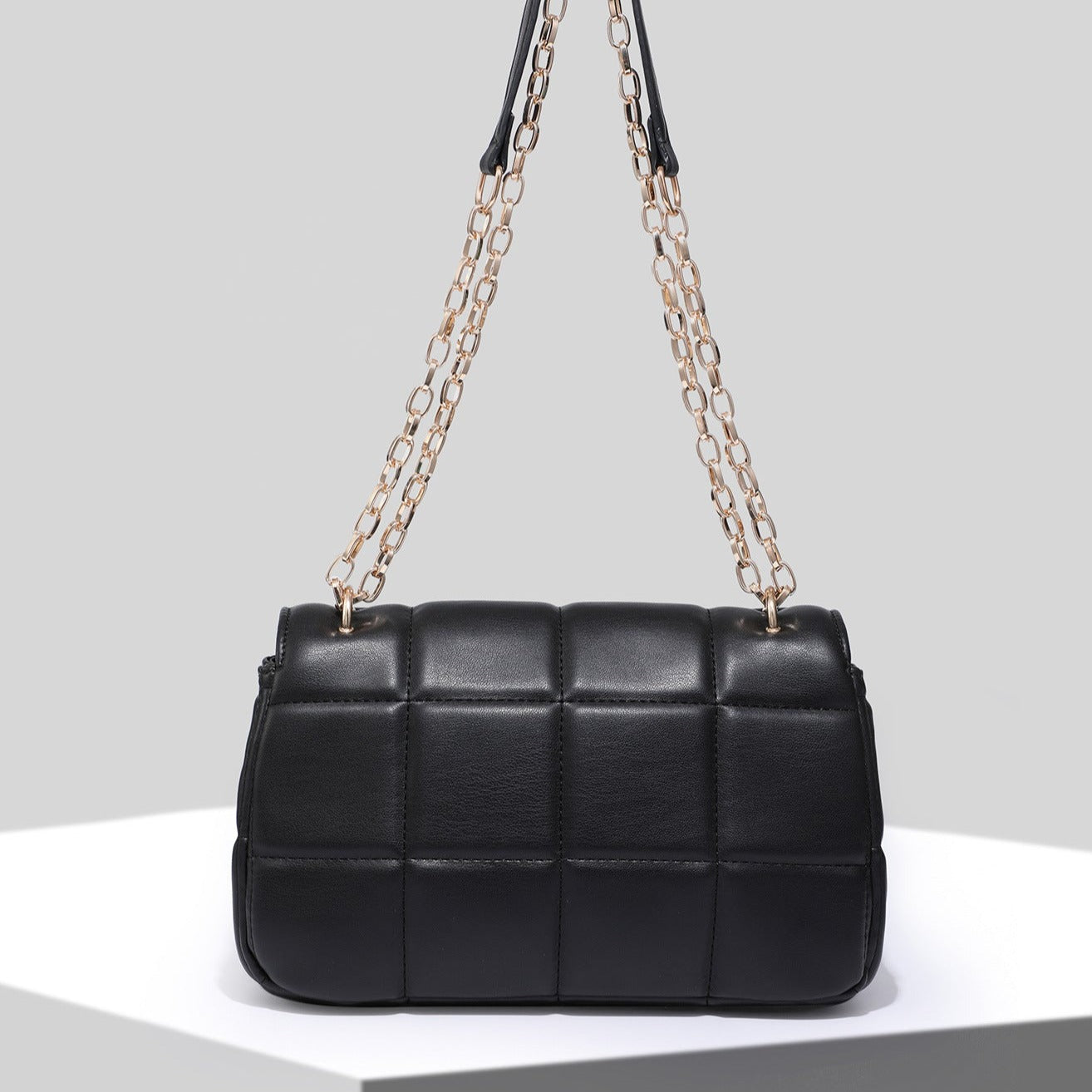 Bolso pequeño con cadena rómbica 