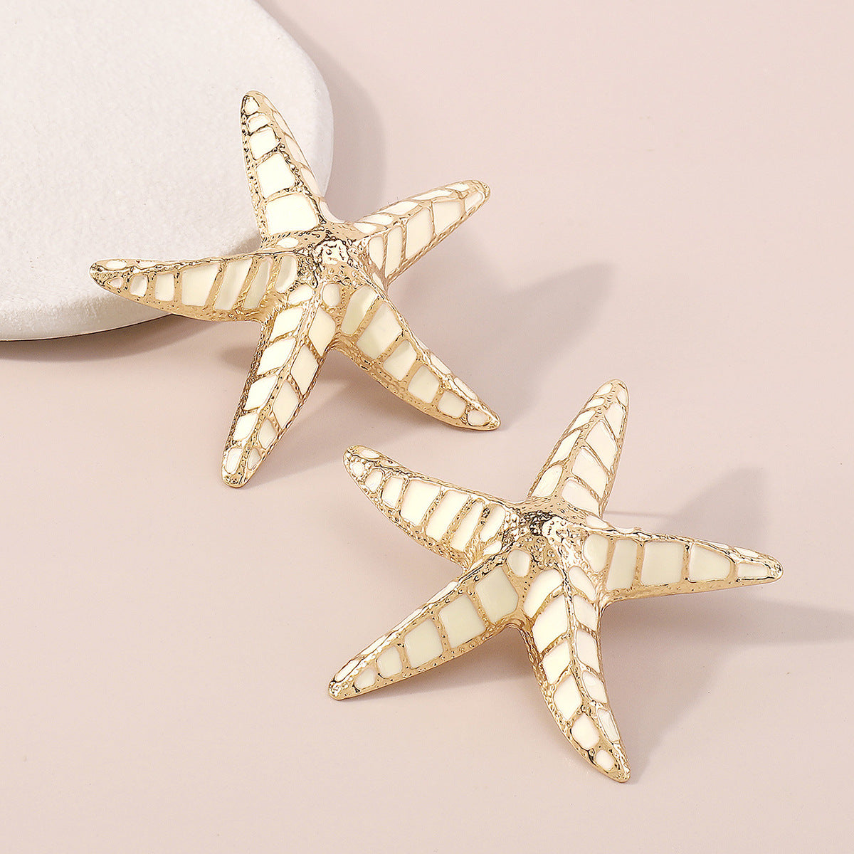 Pendientes de estrella de mar en beige