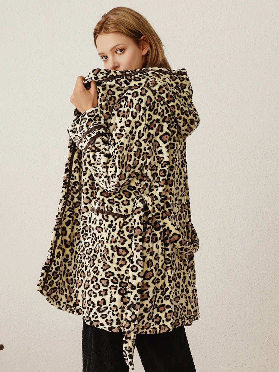 Vestido midi de largo medio con estampado de leopardo 