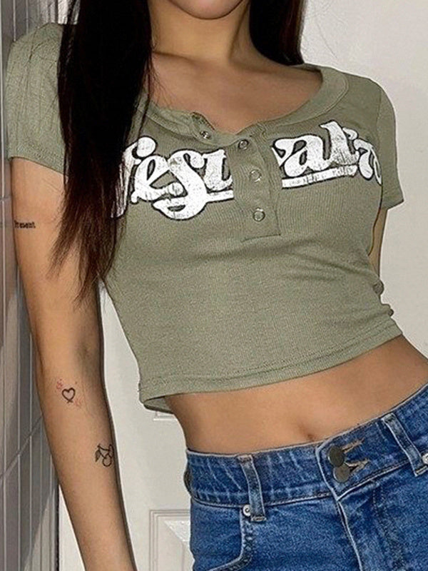 Camiseta con botones y estampado de letras