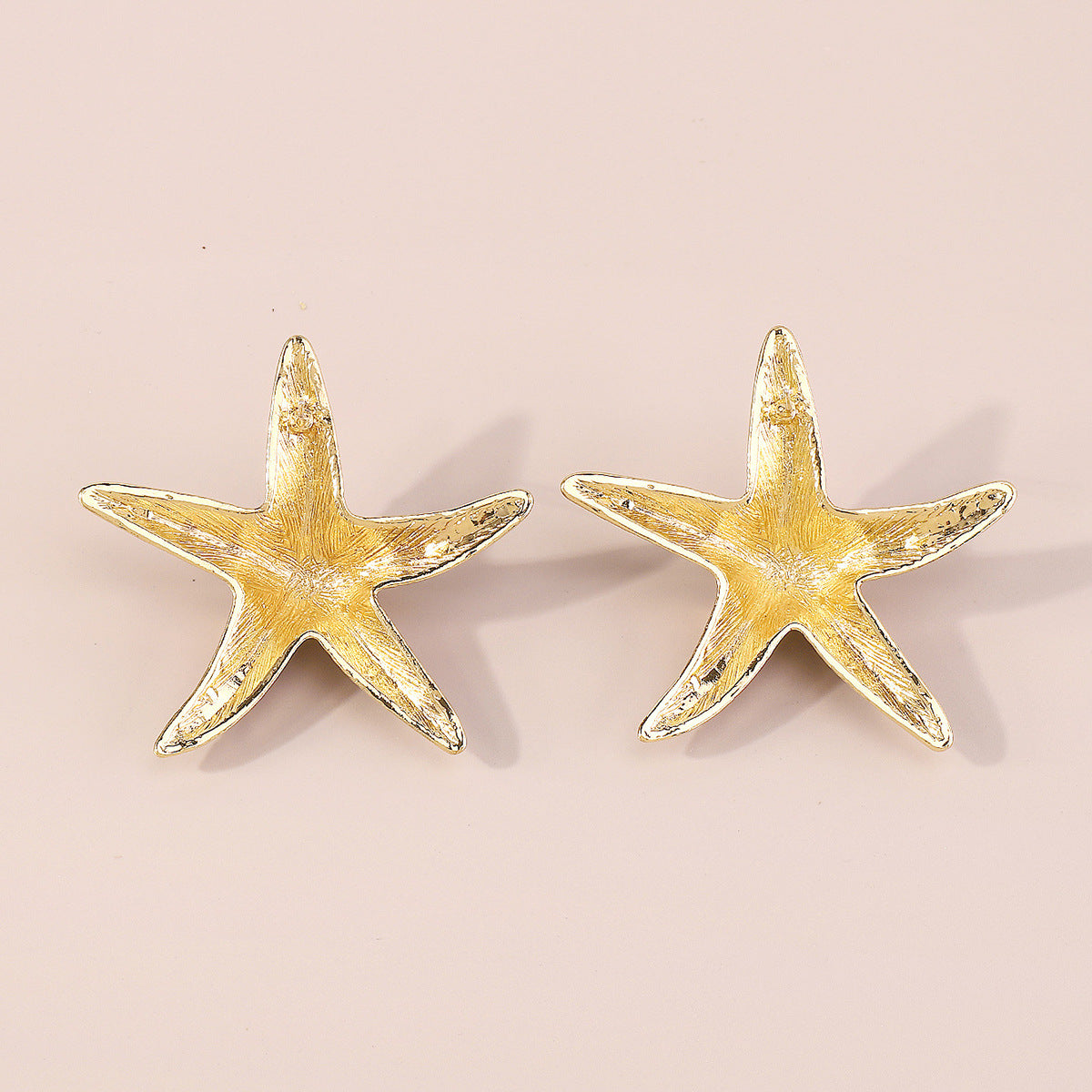 Pendientes de estrella de mar en beige