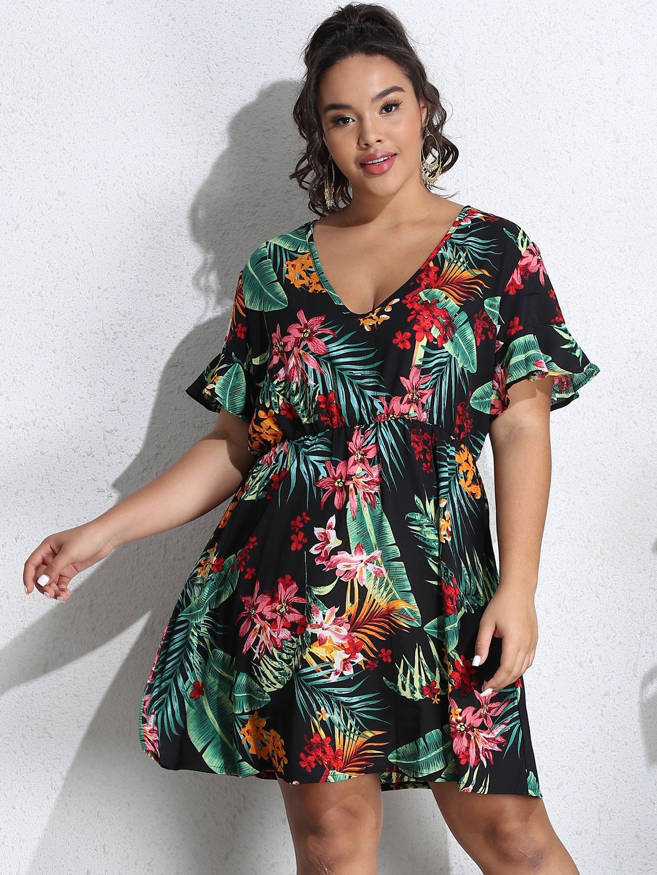 Schlichtes Sommerkleid mit plissierter Taille 