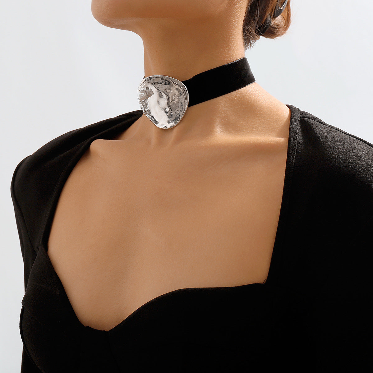 Silbernes Choker mit übertriebener geometrischer Form