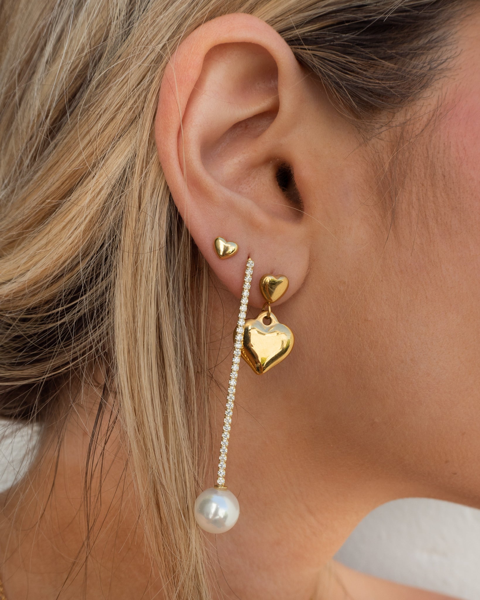 Mini pendientes de corazón dorados