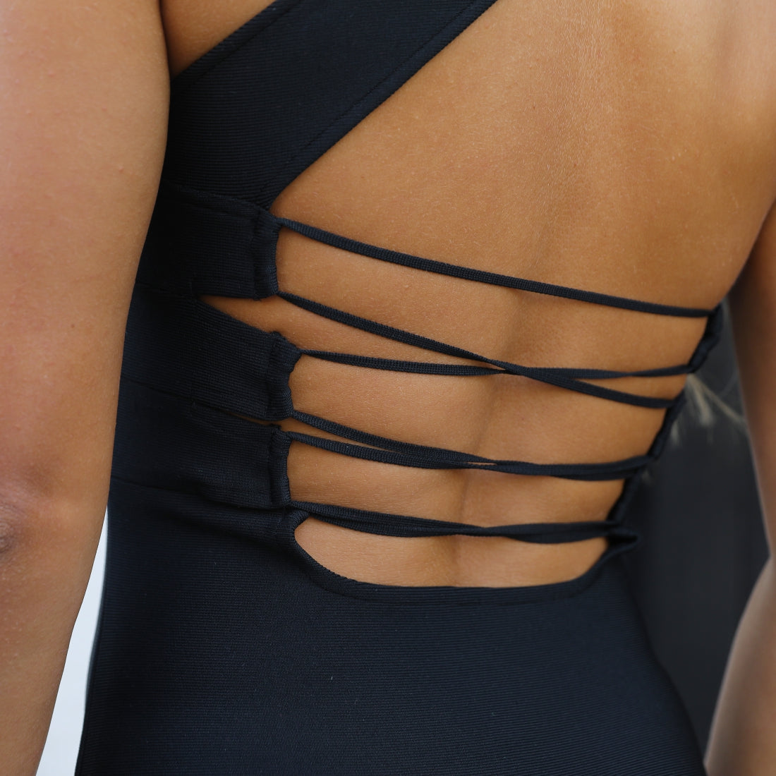 Vestido mini de vendaje con un hombro descubierto y espalda descubierta PP091916