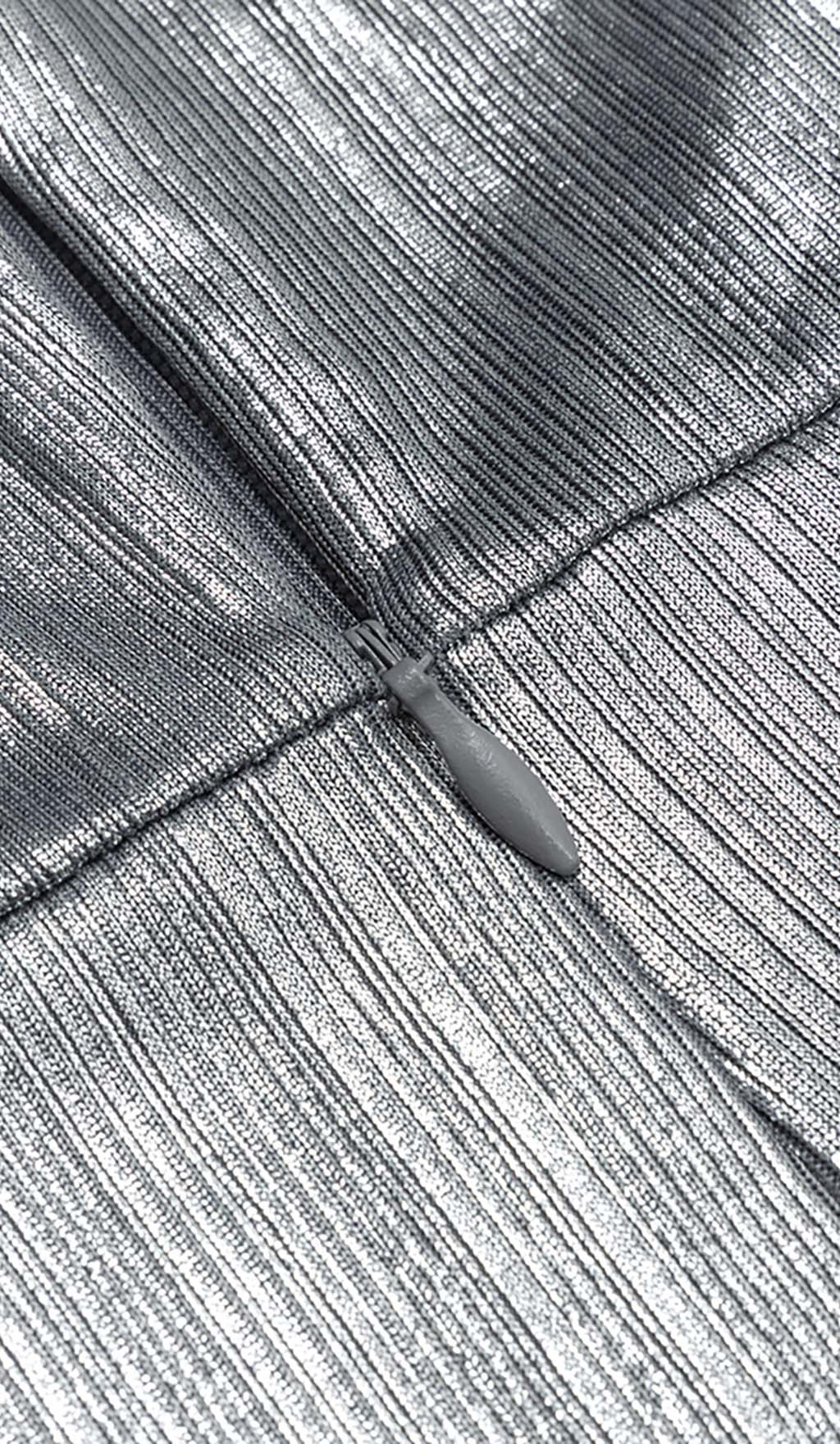 Midikleid mit Riemchenmuster in Metallic-Silber