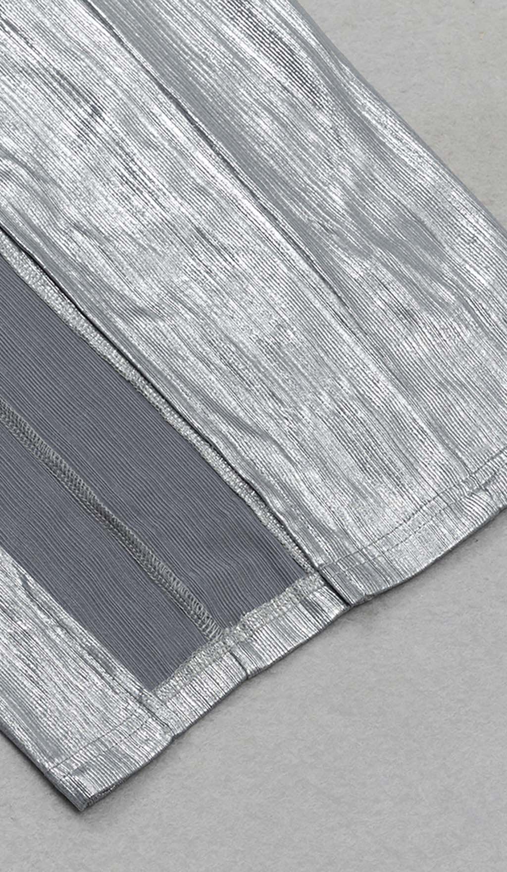 Midikleid mit Riemchenmuster in Metallic-Silber