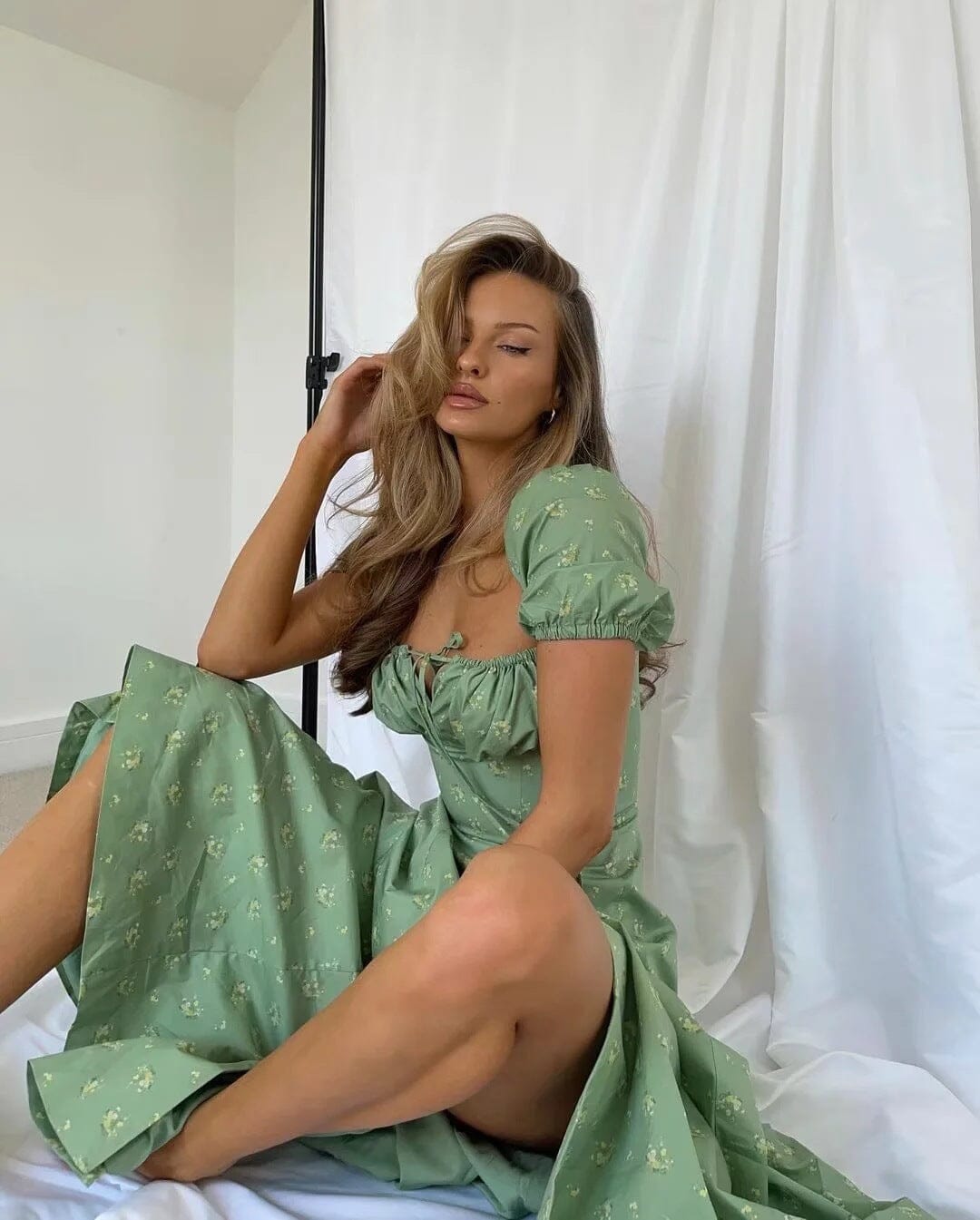 Grünes Midikleid mit Vintage-Blumenmuster und Puffärmeln