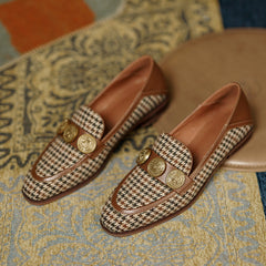 Mocasines a cuadros con insignia de promesa