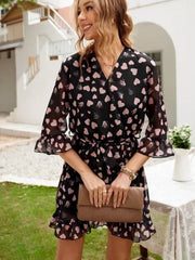 Vestido corto cruzado con volantes y mangas 3/4 con estampado de corazones negros 