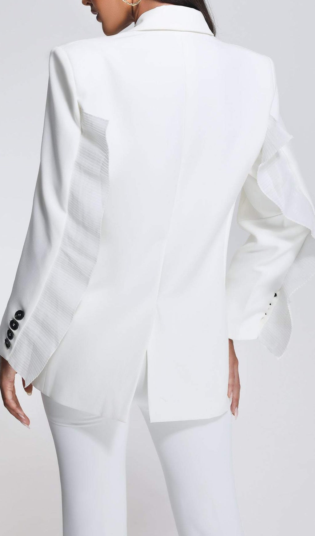 Blazer blanco con cuello en V y volantes 