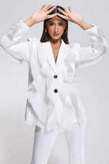 Blazer blanco con cuello en V y volantes 