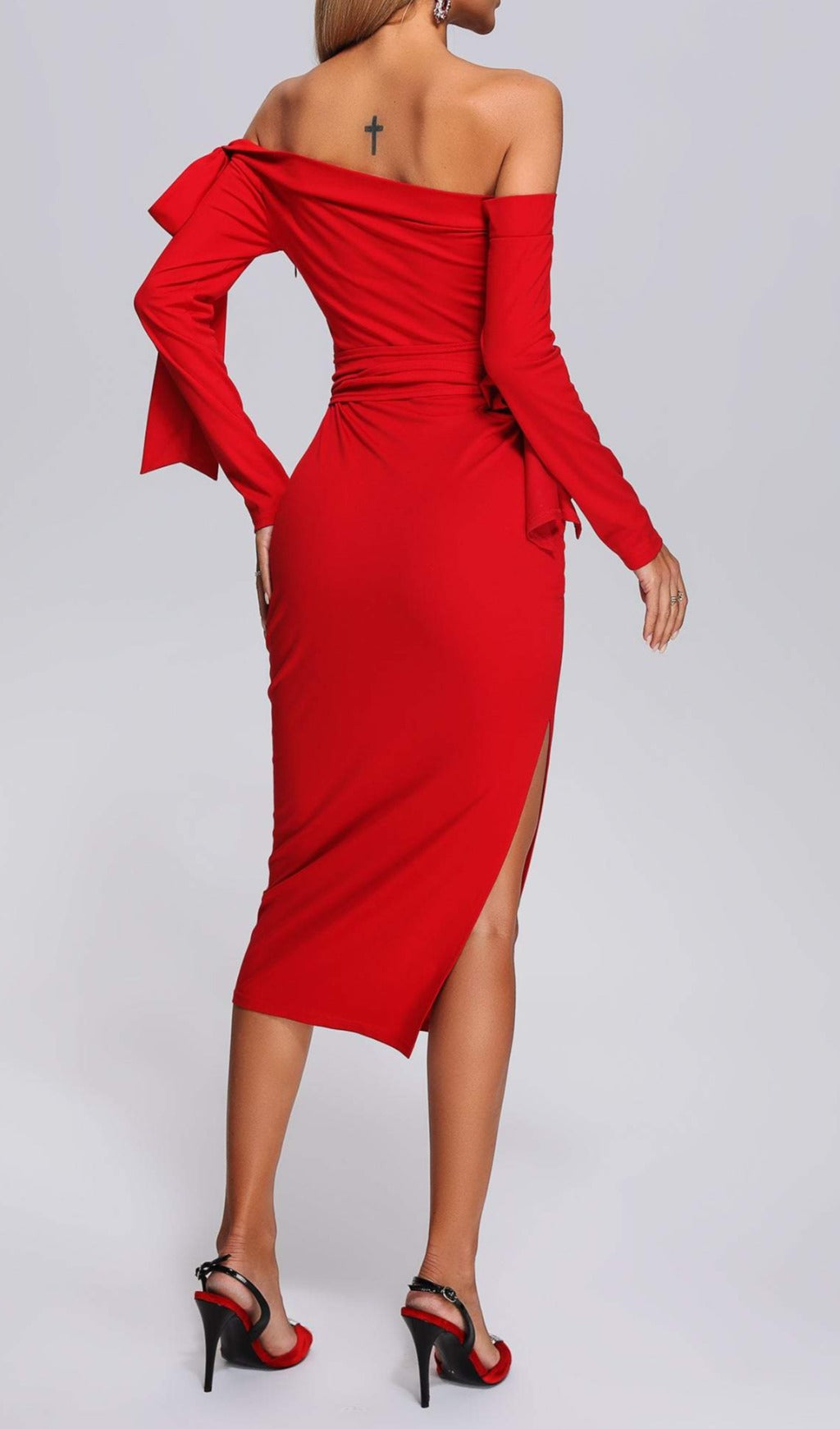 Vestido midi rojo con hombros descubiertos de SUSA 