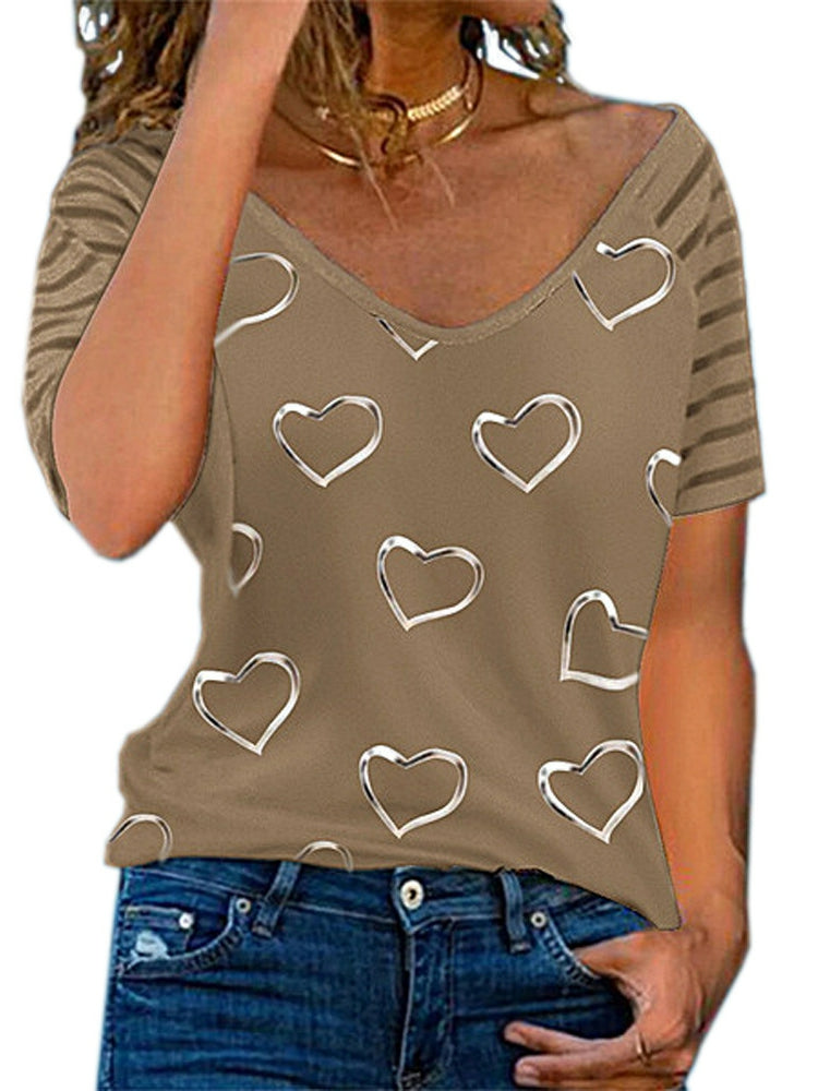 Camiseta de manga corta con cuello redondo y estampado de corazón 