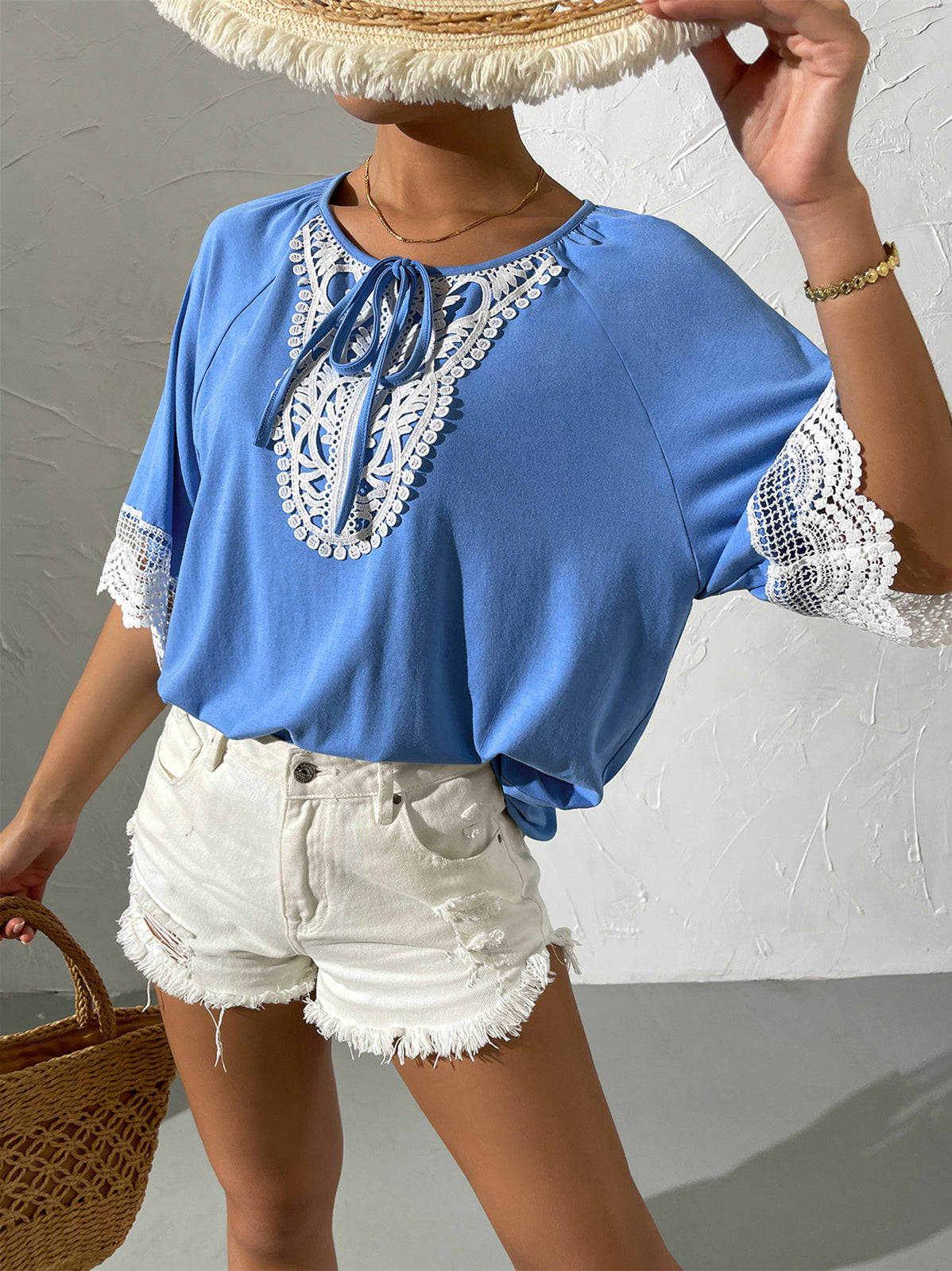 Blusa holgada de manga corta con cuello redondo y costuras de encaje de estilo étnico europeo y americano de verano 