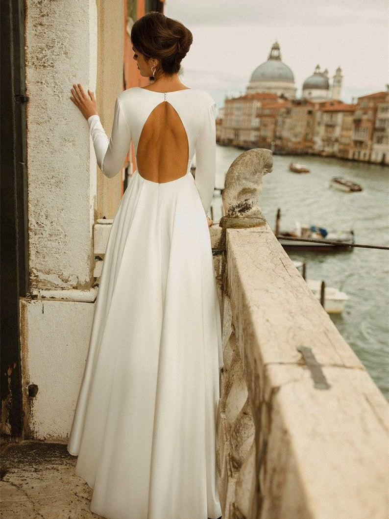 Elegantes Abendkleid mit langen Ärmeln, Gürtel und Schlitz sowie V-Ausschnitt 