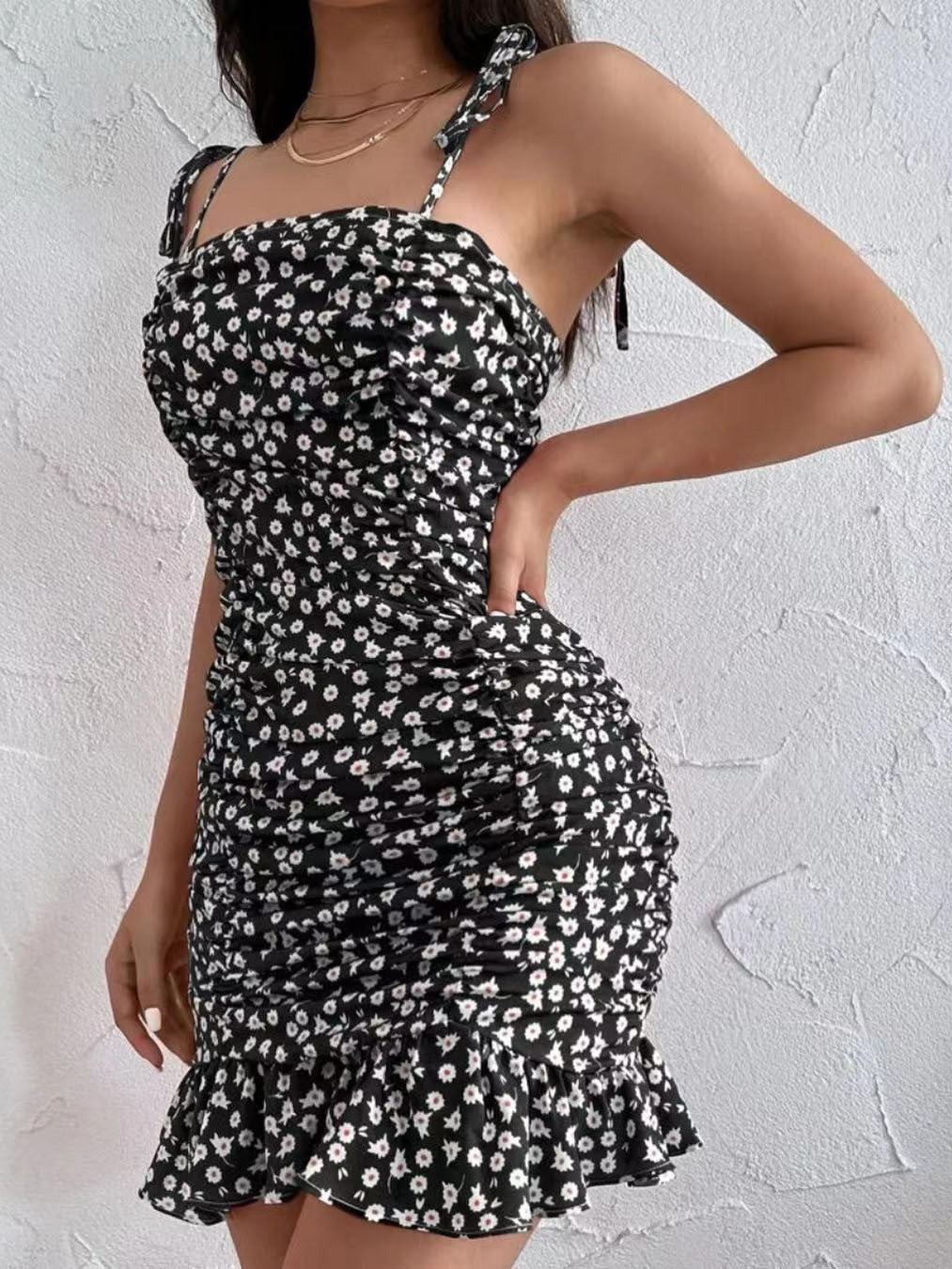 Vestido plisado con volantes y tirantes estampados