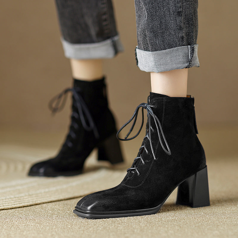 Nyomi – Ankle Boots mit Schnürung und dickem Absatz