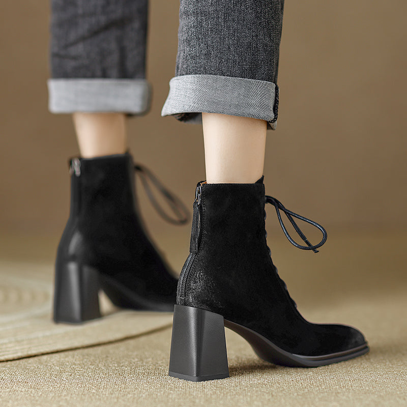 Nyomi – Ankle Boots mit Schnürung und dickem Absatz