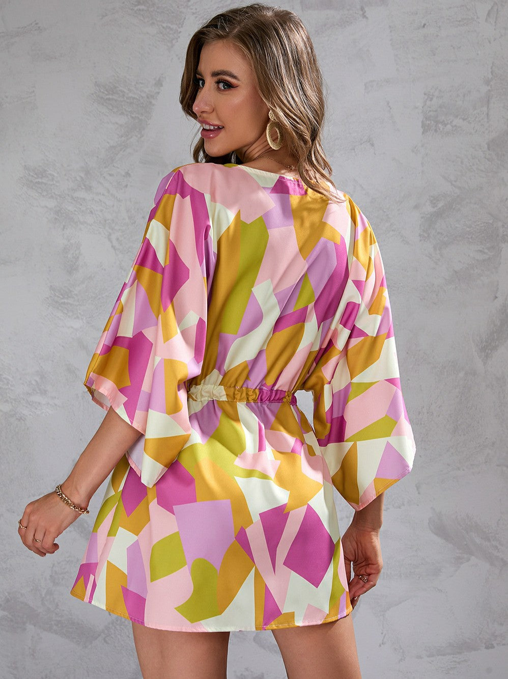 Kleid mit geometrischem Aufdruck und Manschetten 