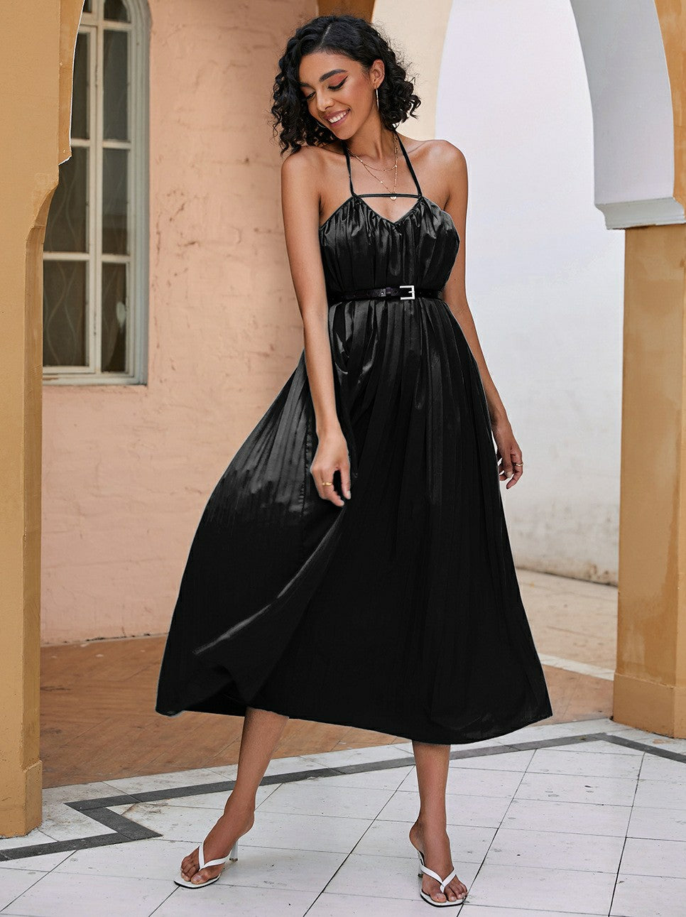 Sexy Kleid mit einfarbigem Halsausschnitt und drapiertem Saum