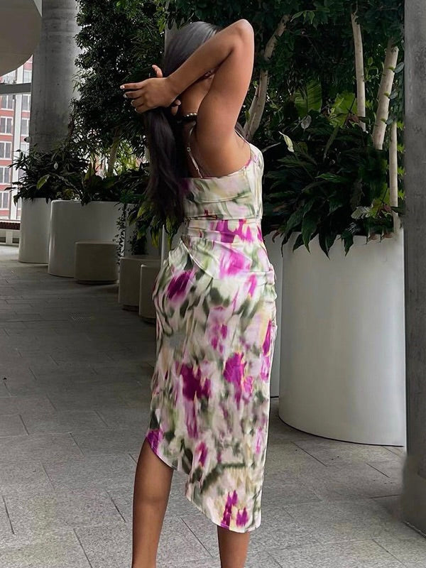 Vestido plisado con abertura y cuello halter floral 