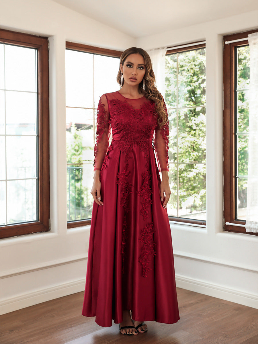 Abendkleid mit Spitzenbedruckung und langen Ärmeln 