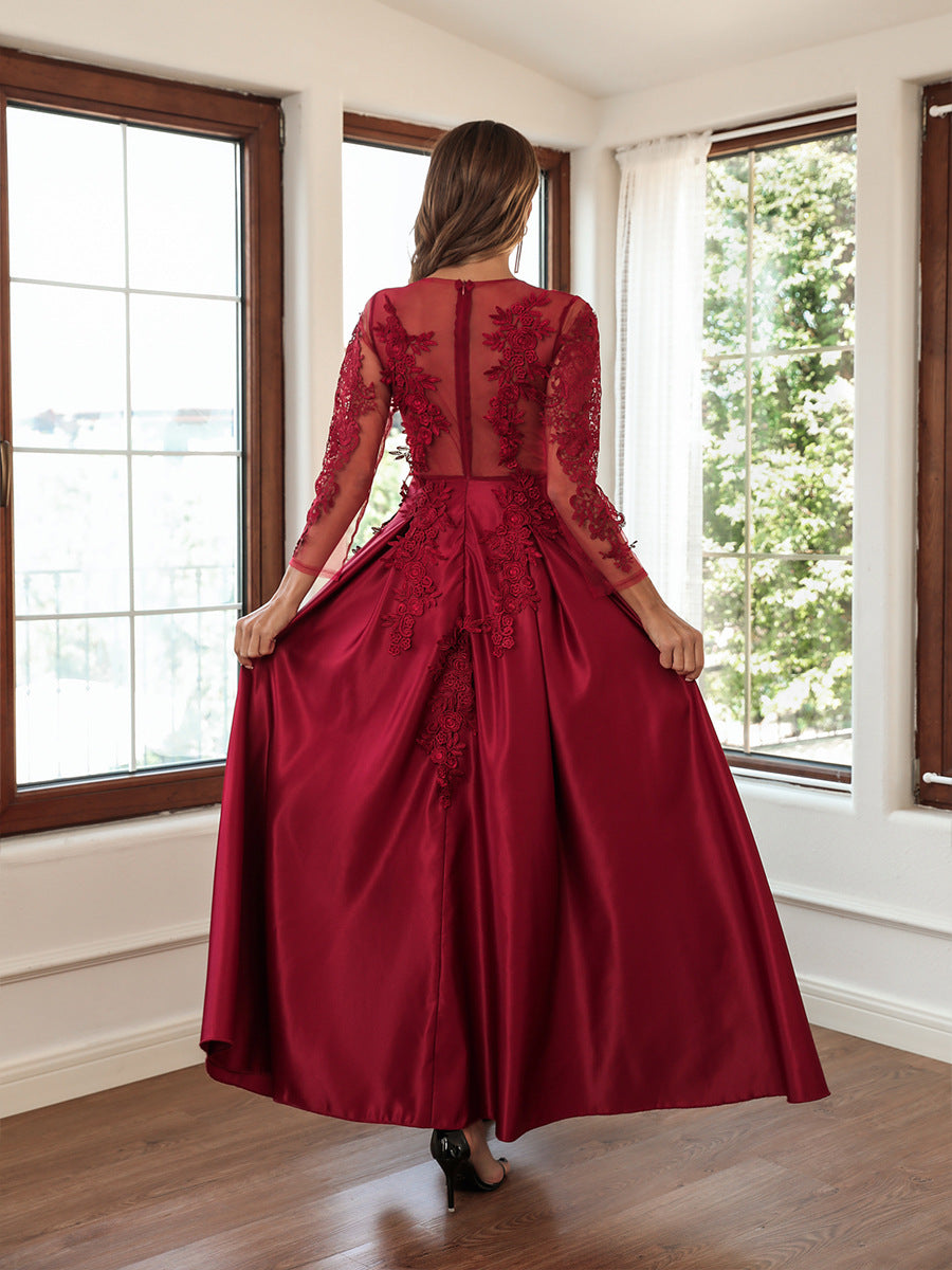 Abendkleid mit Spitzenbedruckung und langen Ärmeln 